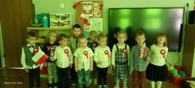 Maleństwa podczas akcji "Szkoła do hymnu"