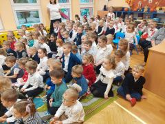 Dzieci podczas audycji muzycznej