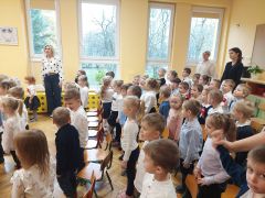 Przedszkolaki wspólnie śpiewają hymn