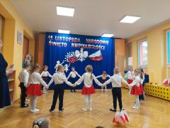 Dzieci tańczą podczas występu