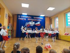 Dzieci tańczą podczas występu