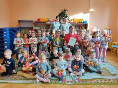 Zdjęcie grupowe Tygrysków i Puchatków z pracownikami Centrum Krwiodawstwa