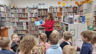 Dzieci poznają zbiory biblioteczne