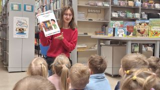 Dzieci poznają zasady zachowani się w bibliotece i korzystania z książek
