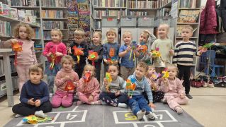 Przedszkolaki pokazują swoje kurki
