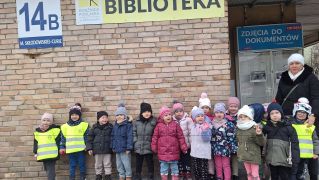 Dzieci przed biblioteką