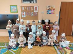 Dzieci pozują do zdjęcia z swoimi misiami.