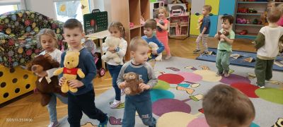 Dzieci tańczą z misiami.