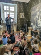 Dzieci zwiedzają muzeum