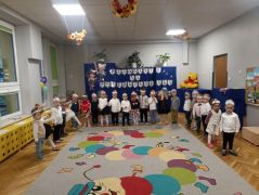 Dzieci przygotowują się do pasowania.