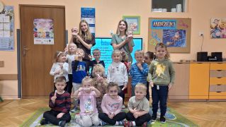 Wspólne zdjęcie dzieci i pań