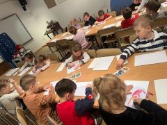 Dzieci malują swoje obrazy.