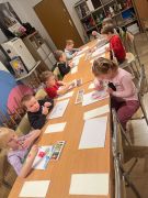 Dzieci malują swoje obrazy.