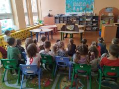 Dzieci oglądają teatrzyk 