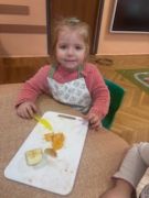 Dziewczynka kroi owoce