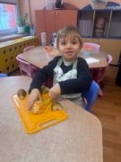 Chłopiec kroi owoce