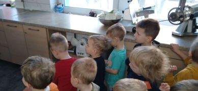 Dzieci zwiedzają kuchnię.