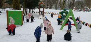 Dzieci bawią się na śniegu.