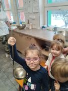 Dzieci oglądają kuchnie