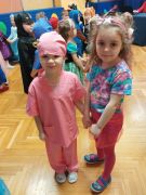 Dziewczynki pozują do zdjęcia.