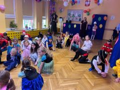 Dzieci tańczą do muzyki.