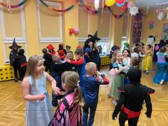 Dzieci tańczą do muzyki.