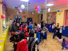 Dzieci tańczą do muzyki.