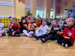 Dzieci tańczą do muzyki.