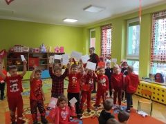 Dzieci pozują z kartkami walentynkowymi.