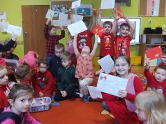 Dzieci pozują z kartkami walentynkowymi.