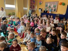 Dzieci oglądają teatrzyk.