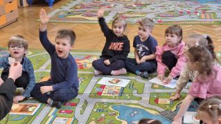 Dzieci zgłaszają się do zadania.