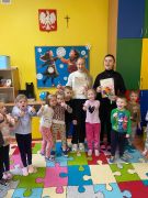 Dzieci pozują do zdjęcia z Paniami.