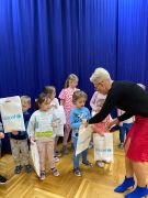 Pani Dyrektor wręcza nagrody dzieciom.