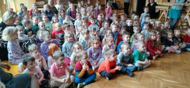 Dzieci oglądają występ.