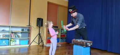 Dziewczynka z magikiem.