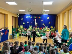 Dzieci występują w przedstawieniu.