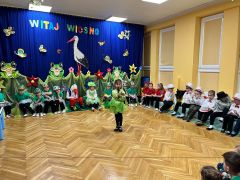 Dzieci występują w przedstawieniu.