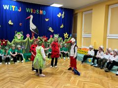 Dzieci występują w przedstawieniu.