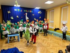 Dzieci występują w przedstawieniu.