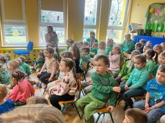 Dzieci oglądają przedstawienie.