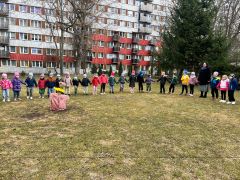 Dzieci stoją w kole i śpiewają piosenkę.