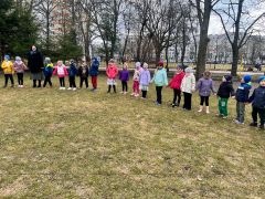 Dzieci stoją w kole i śpiewają piosenkę.