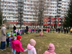 Dzieci stoją w kole.