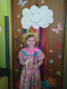 Dziewczynka pozuje do zdjęcia.