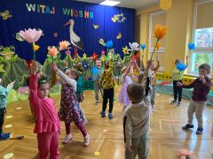 Dzieci tańczą do muzyki.