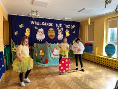 Panie nauczycielki odgrywają scenkę wielkanocną.