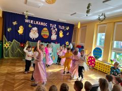 Dzieci tańczą mazurka.