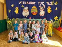 Króliczki pozują do zdjęcia.