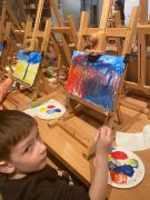 Dzieci malują swoje obrazy.